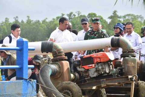 Menteri Pertanian Andi Amran Sulaiman meninjau pemasangan pompanisasi di Desa Amunkay, Distrik Tanah Miring, Kabupaten Merauke, Rabu (17/4/2024).  Foto: Dok Kementerian Pertanian
