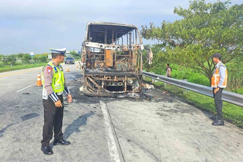 Bus Pahala Kencana bernopol B 7426 TK terbakar di KM 705 jalur A ruas Tol Jombang-Mojokerto, Rabu (17/4/2024)  Foto: Dok. PJR Polda Jatim