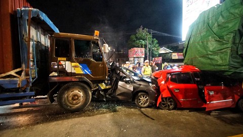 Dua unit mobil yang ringsek akibat terhimpit kendaraan truk dalam peristiwa kecelakaan beruntun di Jalan Demang Lebar Daun Palembang, Rabu (17/4) Foto: ary priyanto/urban id