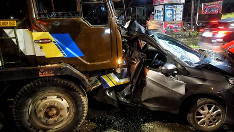 Satu unit kendaraan jenis Honda Brio yang ringsek akibat terhimpit truk peti kemas dalam peristiwa kecelakaan beruntun yang terjadi di Jalan Demang Lebar Daun Palembang, Rabu (17/4) Foto: ary priyanto/urban id