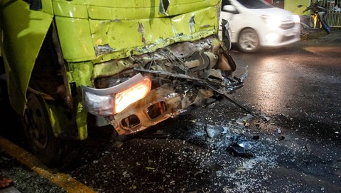Mobil truk pengangkut barang plastik yang ringsek akibat kecelakaan beruntun di Jalan Demang Lebar Daun Palembang, Rabu (17/4) Foto: ary priyanto/urban id