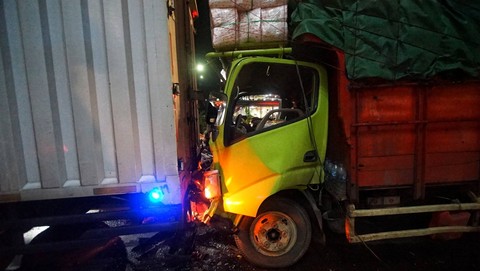 Truk pengangkut barang plastik yang menabrak truk peti kemas dalam peristiwa kecelakaan beruntun di Jalan Demang Lebar Daun Palembang, Rabu (17/4) Foto: ary priyanto/urban id
