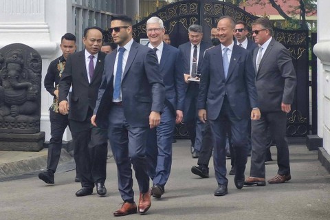 CEO Apple Tim Cook bersama Menperin Agus Gumiwang dan Menkominfo Budi Arie usai pertemuan dengan Presiden Jokowi, Rabu (17/4/2024) Foto: Nadia Riso/kumparan