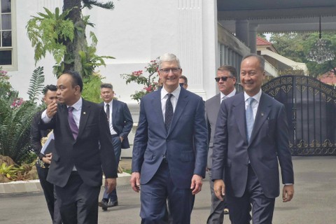 CEO Apple Tim Cook bersama Menperin Agus Gumiwang dan Menkominfo Budi Arie usai pertemuan dengan Presiden Jokowi, Rabu (17/4/2024) Foto: Nadia Riso/kumparan