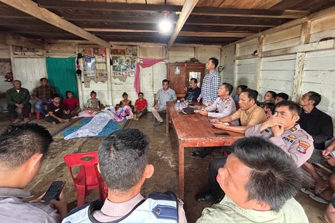 Polisi melayat ke rumah duka siswa SMK di Nias, Yaredi Nduru, yang tewas diduga dipukul Kepsek Foto: Dok. Polres Nias Selatan