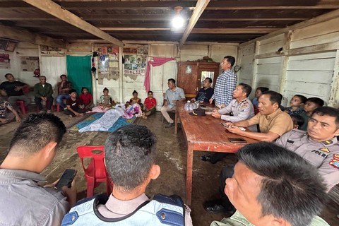 Polisi melayat ke rumah duka siswa SMK di Nias, Yaredi Nduru, yang tewas diduga dipukul Kepsek Foto: Dok. Polres Nias Selatan