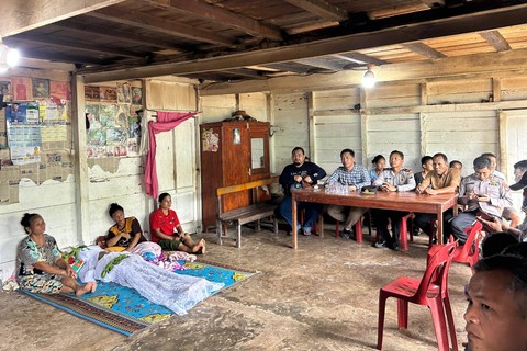 Polisi melayat ke rumah duka siswa SMK di Nias, Yaredi Nduru, yang tewas diduga dipukul Kepsek Foto: Dok. Polres Nias Selatan