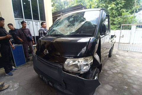 Polisi menangkap dua orang yang rusak dan aniaya pemilik mobil yang sedang mengantar orang sakit di Jalan Sisingamangaraja, Kemantren Mantrijeron, Kota Yogyakarta, Selasa (9/4/2024) Foto: Arfiansyah Panji Purnandaru/kumparan