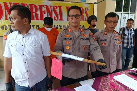 Polisi menangkap dua orang yang rusak dan aniaya pemilik mobil yang sedang mengantar orang sakit di Jalan Sisingamangaraja, Kemantren Mantrijeron, Kota Yogyakarta, Selasa (9/4/2024) Foto: Arfiansyah Panji Purnandaru/kumparan
