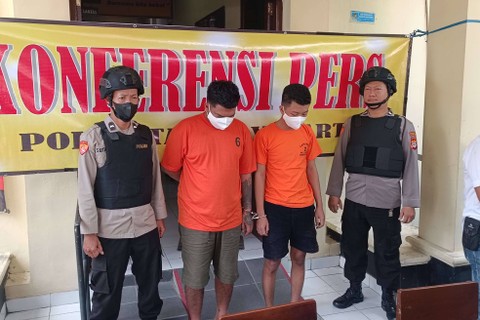 Polisi menangkap dua orang yang rusak dan aniaya pemilik mobil yang sedang mengantar orang sakit di Jalan Sisingamangaraja, Kemantren Mantrijeron, Kota Yogyakarta, Selasa (9/4/2024) Foto: Arfiansyah Panji Purnandaru/kumparan