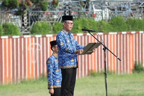 Sekda Provinsi Lampung Fahrizal Darminto dalam  Upacara Bulanan di Lingkungan Pemerintah Provinsi Lampung, Rabu (17/4). | Foto : Humas Pemprov Lampung