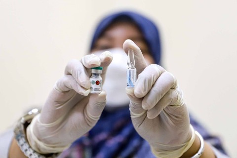 Dokter perlihatkan vaksin meningitis di Puskesmas Pasar Minggu, Jakarta, Rabu (17/4/2024). Foto: Iqbal Firdaus/kumparan