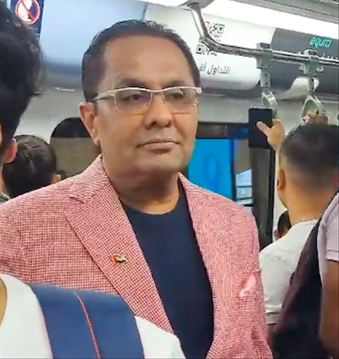 Miliarder Dubai, Rizwan Sajan naik kendaraan umum karena banjir. Foto: IG/@rizwan.sajan