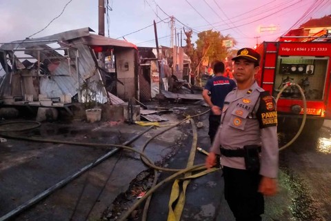 Gudang Penyimpanan Besi dan Baja di Bali Terbakar, Diduga Akibat Korsleting PJU, Rabu (17/4/2024) Foto: Dok Polresta Denpasar 
