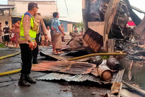 Gudang Penyimpanan Besi dan Baja di Bali Terbakar, Diduga Akibat Korsleting PJU, Rabu (17/4/2024) Foto: Dok Polresta Denpasar 