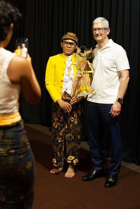 CEO Apple, Tim Cook, berfoto bersama dalang Fakih Tri Dera Fil Ardhi yang memimpin pertunjukan di Museum Wayang Jakarta. Foto: Dok. Apple