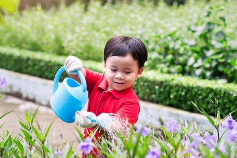 Ilustrasi anak bermain di alam atau menanam pohon Foto: Makistock/Shutterstock