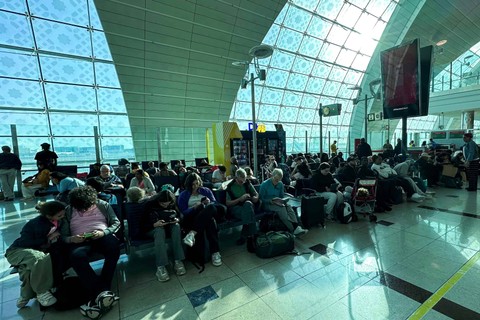 Calon penumpang di Bandara Internasional Dubai, Rabu (17/4/2024) Foto: AFP