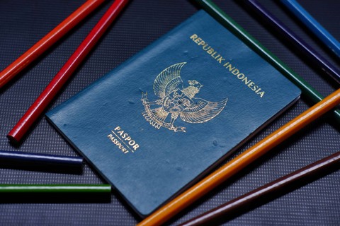 Paspor Indonesia warna biru Foto: Poetra.RH/Shutterstock