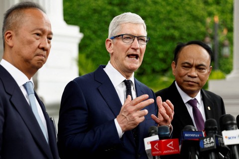 CEO Apple Tim Cook memberikan keterangan pers usai bertemu Presiden Jokowi di Kompleks Istana Kepresidenan, Jakarta, Rabu (17/4/2024). Foto: Willy Kurniawan/REUTERS
