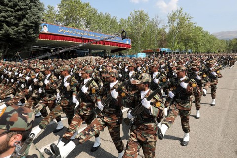 Tentara Iran mengikuti parade militer dalam upacara memperingati hari tentara tahunan negara itu di Teheran, Iran, Rabu (17/4/2024). Foto: Atta Kenare/AFP