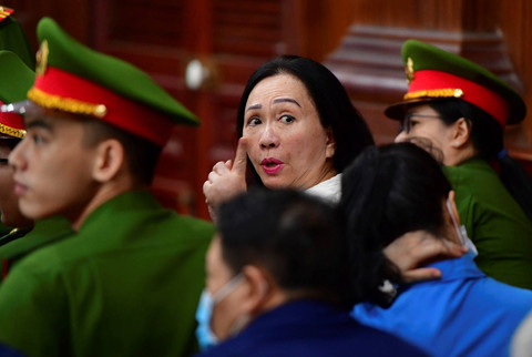 Pengusaha wanita Truong My Lan menghadiri persidangan di Kota Ho Chi Minh, Vietnam pada Kamis (11/4/2024). Foto: Thanh Tung/VnExpress via AP