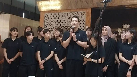 Pelatih tim bola voli asal Korea Selatan Red Sparks, Ko Hee-jin, memberikan keterangan kepada wartawan usai bersama ofisial dan pemain bertemu dengan Menteri Pemuda dan Olahraga Dito Ariotedjo di Kantor Kemenpora, Jakarta, Rabu (17/4/2024). Foto: Aloysius Lewokeda/ANTARA