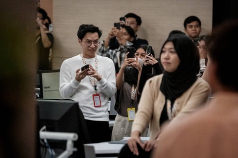 Reaksi peserta saat CEO Apple Tim Cook mengunjungi Apple Developers Academy di Tangerang, Rabu (17/4/2024). Foto: Yasuyoshi Chiba/AFP