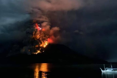 SItuasi terkini erupsi Gunung Ruang di Sulawesi Utara, Rabu (17/4/2024). Foto: Instagram/@infomitigasi