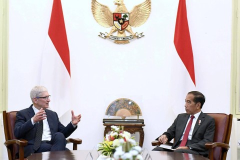 Presiden Jokowi menerima kunjungan CEO Apple, Tim Cook, di Istana Merdeka, Jakarta, Rabu (17/4/2024). Foto: Kris/Biro Pers Sekretariat Presiden