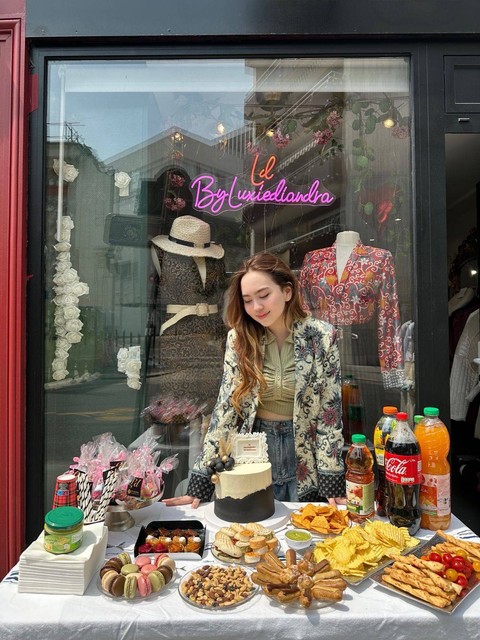 Barbie Awliya di depan butiknya di Paris, Prancis