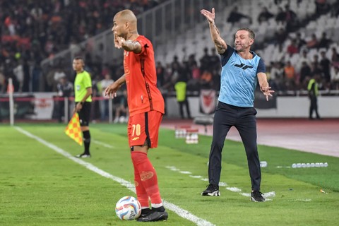 Pelatih Persija Jakarta Thomas Doll (kanan) memberikan arahan kepada pemainnya saat melawan Persis Solo dalam lanjutan Liga 1 di Stadion Utama Gelora Bung Karno (SUGBK) Senayan, Jakarta, Rabu (17/4/2024). Foto: ANTARA FOTO/M Risyal Hidayat