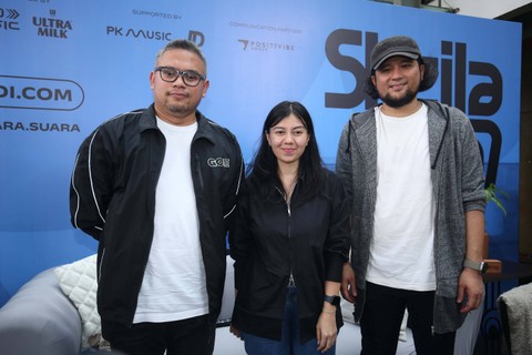 Personil Sheila on 7, Adam saat konferensi pers " Tunggu dulu" Bincang santai Tunggu Aku Di" Di kawasan Kemang, Jakarta, Rabu, (17/4/2024). Foto: Agus Apriyanto