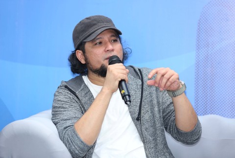 Personil Sheila on 7, Adam saat konferensi pers " Tunggu dulu" Bincang santai Tunggu Aku Di" Di kawasan Kemang, Jakarta, Rabu, (17/4/2024). Foto: Agus Apriyanto