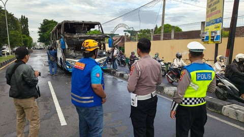 Petugas berada di lokasi bus PO Haryanto terbakar di sekitar Simpang Empat Demak Ijo, Ring Road Barat, Kapanewon Gamping, Kabupaten Sleman, Kamis (18/4). Foto: Dok. Istimewa