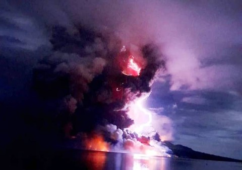 Erupsi Gunung Ruang di Kabupaten Sitaro