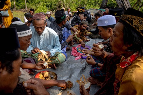 Warga berdoa bersama dalam tradisi Kupatan Syawalan di tepi pantai Dusun Legon Cikmas, Kecamatan Karimunjawa, Kabupaten Jepara, Jawa Tengah, Rabu (17/4/2024). Foto: ANTARA FOTO/Aji Styawan