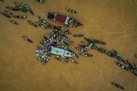 Pedagang menjajakan dagangannya di atas perahu (jukung) di Pasar Terapung Lok Baintan, Kabupaten Banjar, Kalimantan Selatan, Kamis (18/4/2023). Foto: ANTARA FOTO/Bayu Pratama S