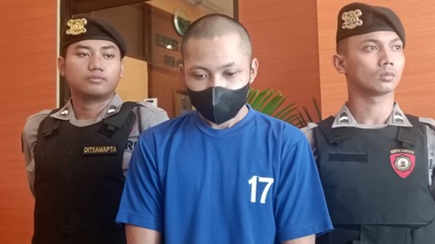 Polres Bantul menampilkan sosok Indika Ony alias IOS (22) pelaku pembunuhan Gita Selviana atau GS (26) yang mayatnya ditemukan di Pantai Lorong Cemoro Depok, Kalurahan Parangtritis, Kapanewon Kretek, Kabupaten Bantul, Senin (8/4) lalu. Foto: Arfiansyah Panji Purnandaru/kumparan