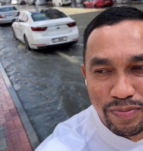 Ahmad Sahroni di Dubai saat banjir. Foto: Instagram/@ahmadsahroni88