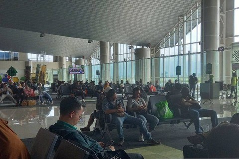 Bandara Sam Ratulangi ditutup sementara sebagai dampak abu vulkanik Gunung Ruang, di Kabupaten Siau Tagulandang Biaro (Sitaro), Sulawesi Utara, Kamis (18/4). Foto: Nancy Lynda Tigauw/Antara