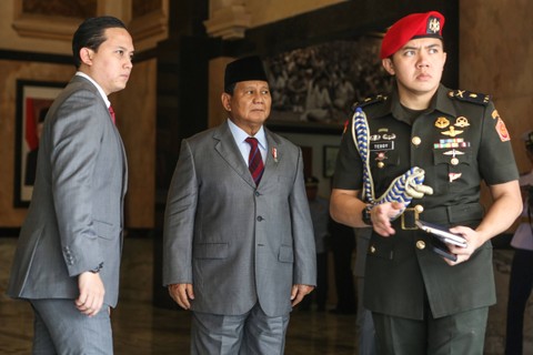 Menteri Pertahanan Prabowo Subianto (tengah) menunggu kedatangan Menteri Luar Neger China Wang Yi di Kantor Kementerian Pertahanan, Jakarta, Kamis (18/4/2024). Foto: ANTARA FOTO/Asprilla Dwi Adha