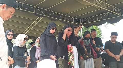 Tamara Tyasmara di pemakaman ibunda Angger Dimas. Foto: Giovanni/kumparan