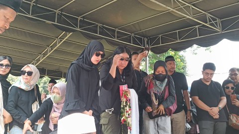 Pemakaman jenazah ibunda Angger Dimas, Tri Rahayu Setyaningsih, TPU Jeruk Purut, Kamis (18/4/2024). Foto: Giovanni/kumparan