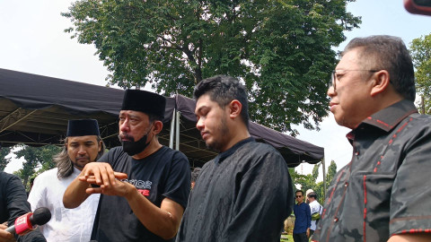 Pemakaman jenazah ibunda Angger Dimas, Tri Rahayu Setyaningsih, TPU Jeruk Purut, Kamis (18/4/2024). Foto: Giovanni/kumparan