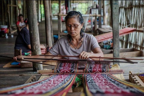 Perempuan penenun tradisional di Desa Ensaid Panjang, Kalimantan Barat