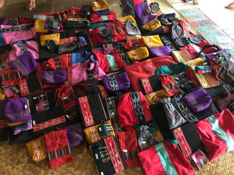 Produk hasil diversifikasi tenun ikat di Desa Ensaid Panjang, Kalimantan Barat