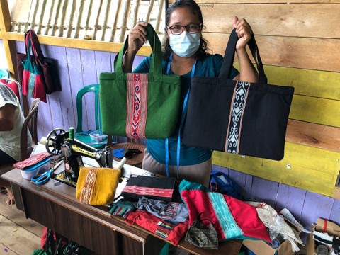Lidwina Rema, penenun tradisional dari Desa Ensaid Panjang memamerkan hasil karyanya
