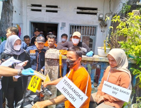 Rekonstruksi kasus istri dibunuh dan dicor suami dalam rumah di Kota Makassar, Sulawesi Selatan (Sulsel), Kamis (18/4/2024) Foto: Dok. kumparan