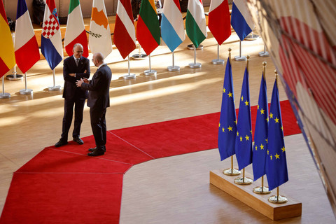 Presiden Dewan Eropa Charles Michel dan Enrico Letta Anggota Kamar Deputi Italia menghadiri pertemuan informal para pemimpin Uni Eropa di Brussels, Belgia (18/4/2024) Foto: JOHANNA GERON/Reuters